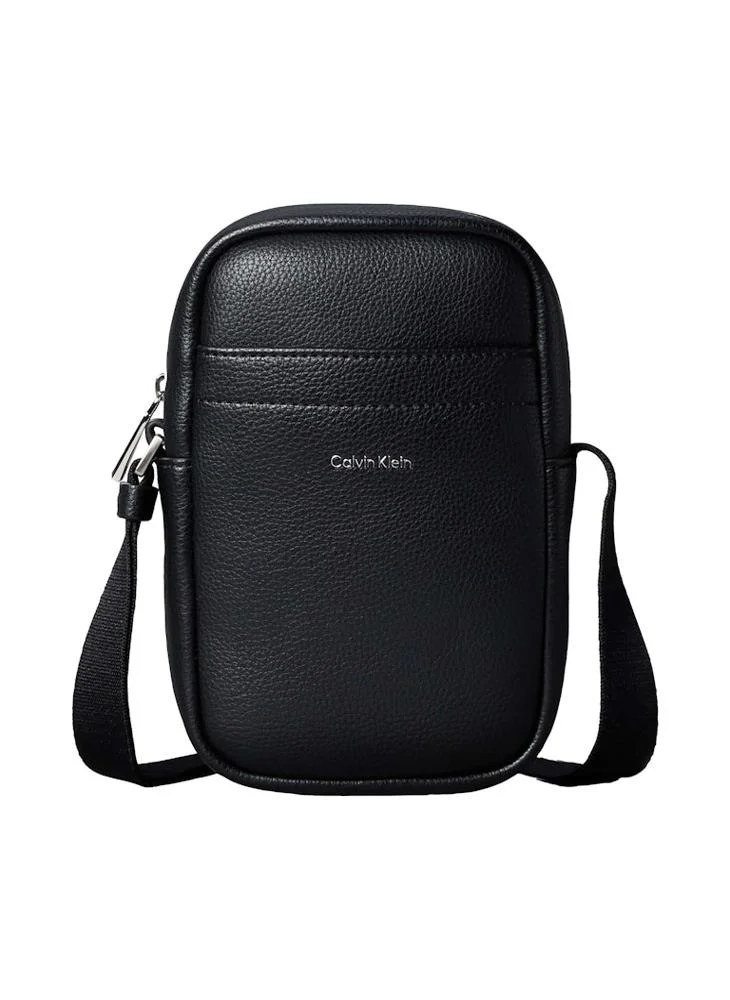 كالفن كلاين Raised Logo Plaque Slim Reporter Bag